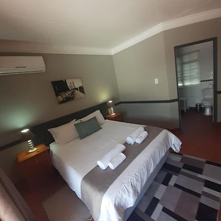 Oakwood Lodge บลูมฟอนเทน ภายนอก รูปภาพ A room at the Protea Hotel, Polokwane