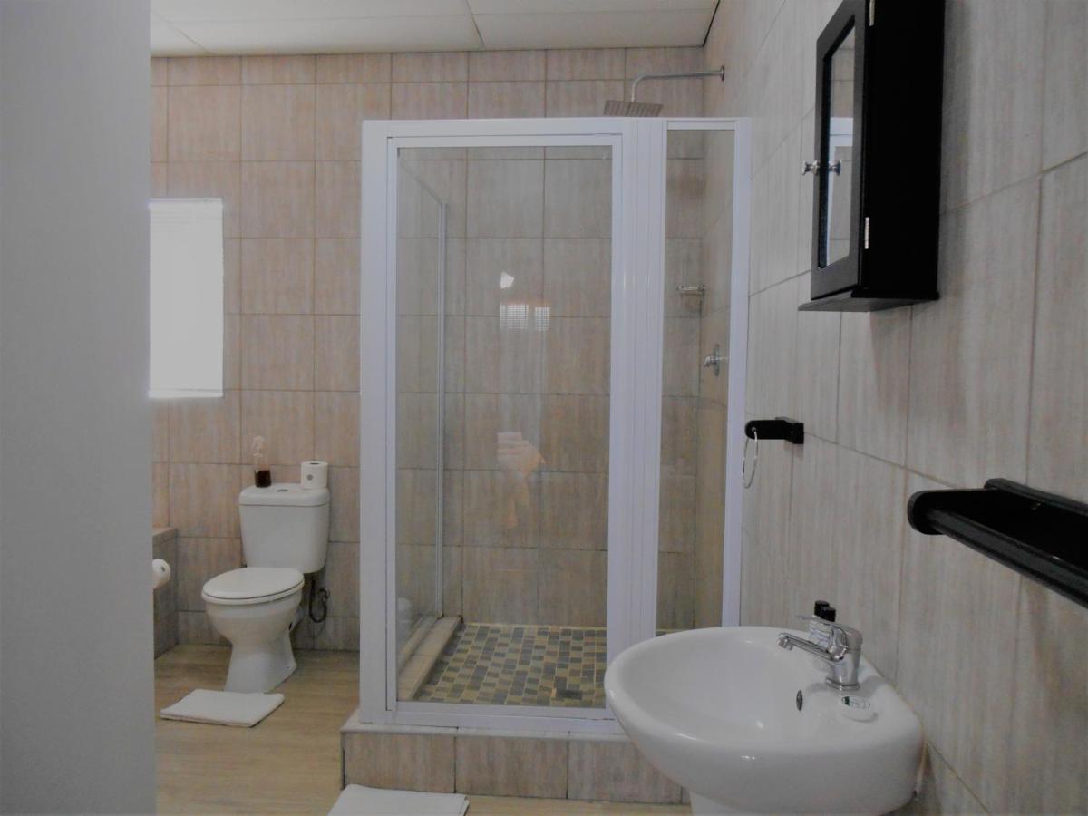 Oakwood Lodge บลูมฟอนเทน ภายนอก รูปภาพ A shower cubicle