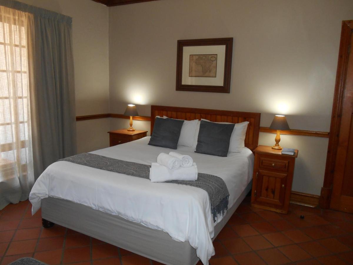 Oakwood Lodge บลูมฟอนเทน ภายนอก รูปภาพ A bedroom at the hotel