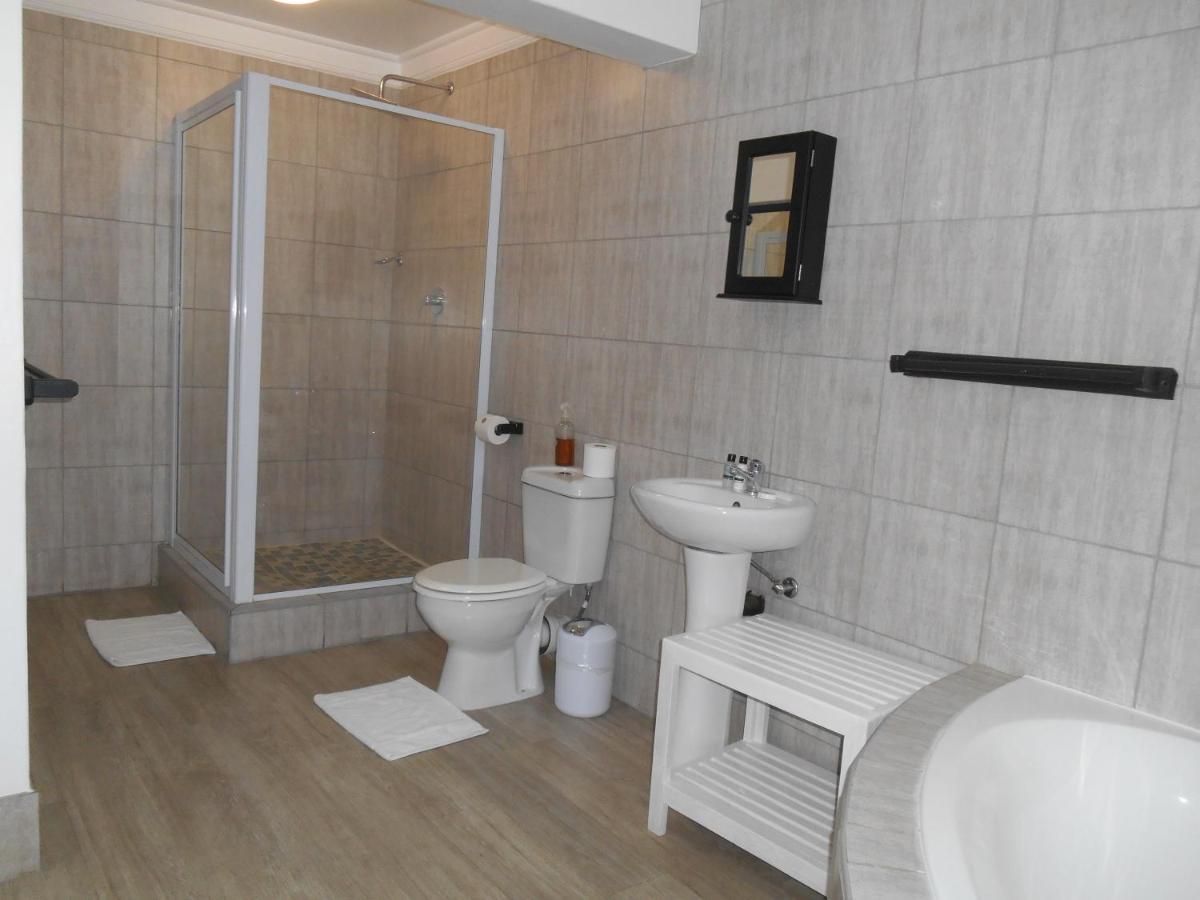 Oakwood Lodge บลูมฟอนเทน ภายนอก รูปภาพ Bathroom with shower cubicle