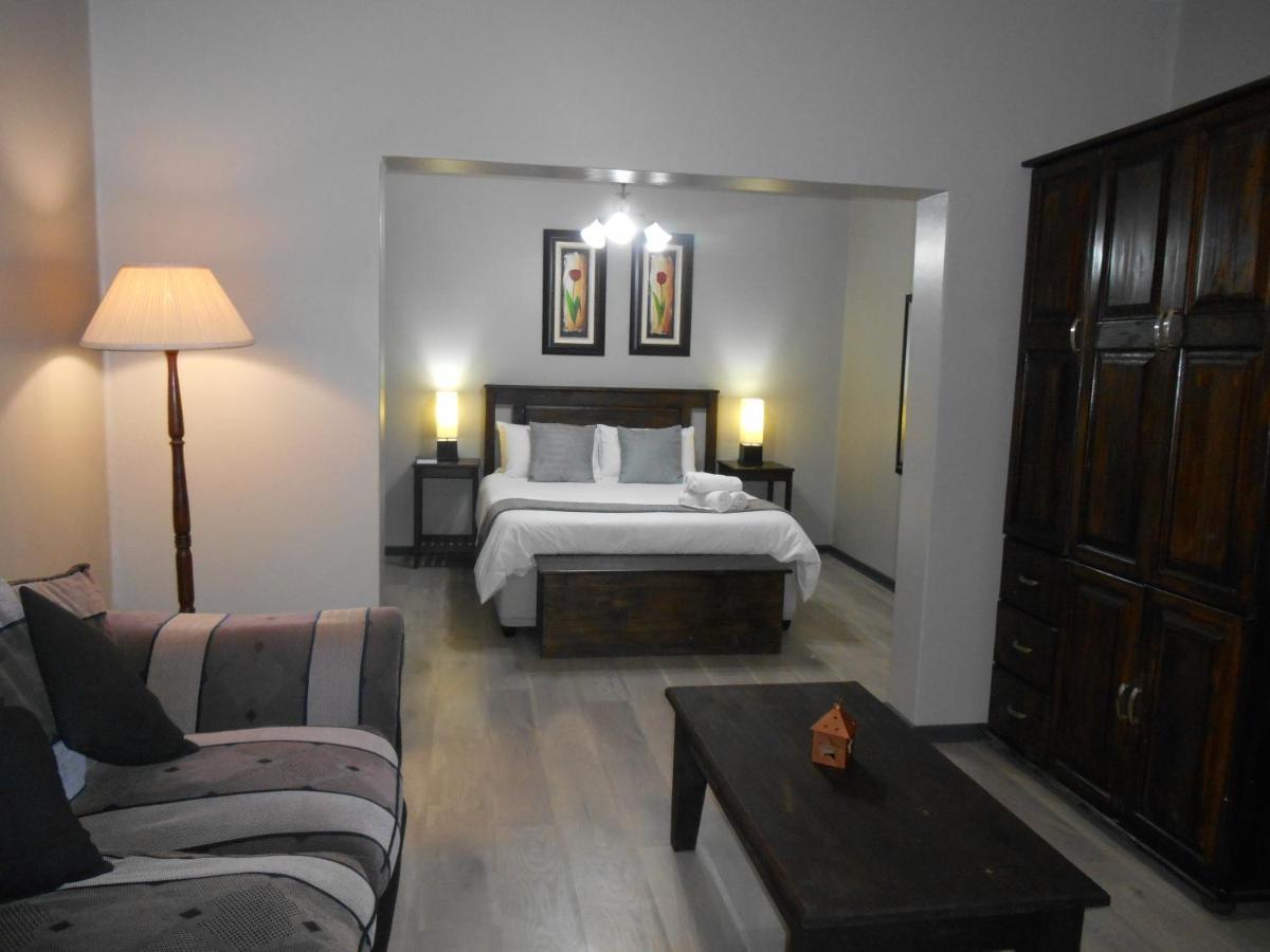 Oakwood Lodge บลูมฟอนเทน ภายนอก รูปภาพ A bedroom in a hotel