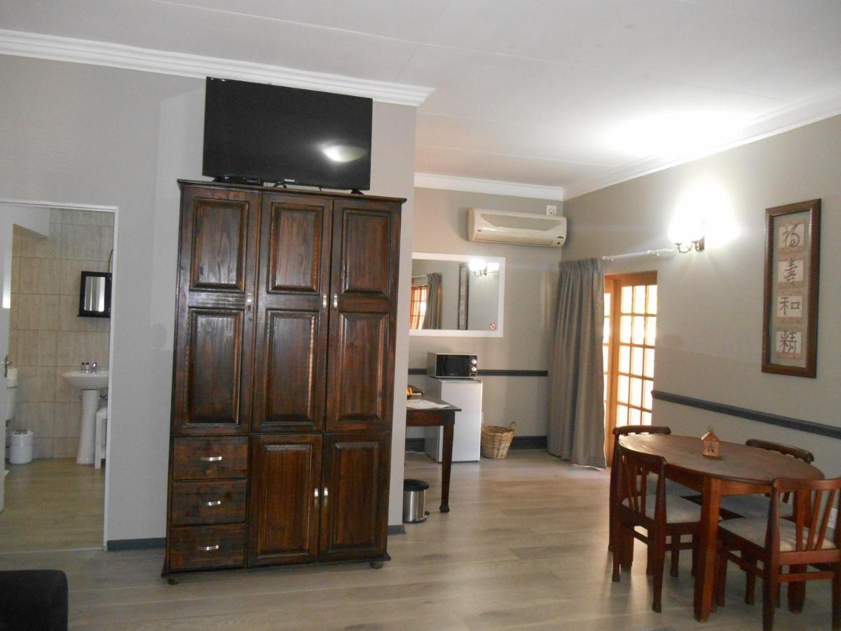 Oakwood Lodge บลูมฟอนเทน ภายนอก รูปภาพ A typical guest room at the hotel