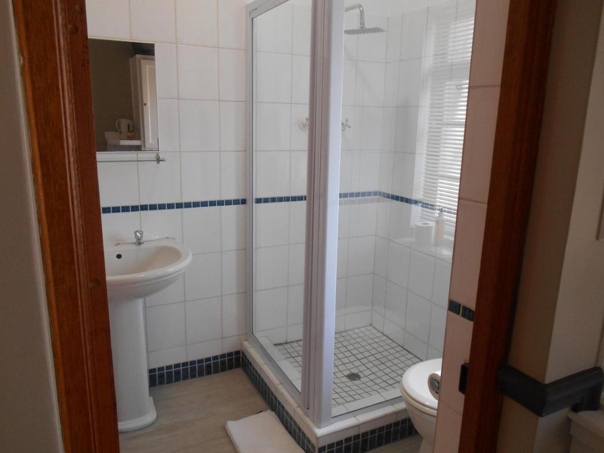 Oakwood Lodge บลูมฟอนเทน ภายนอก รูปภาพ A shower cubicle