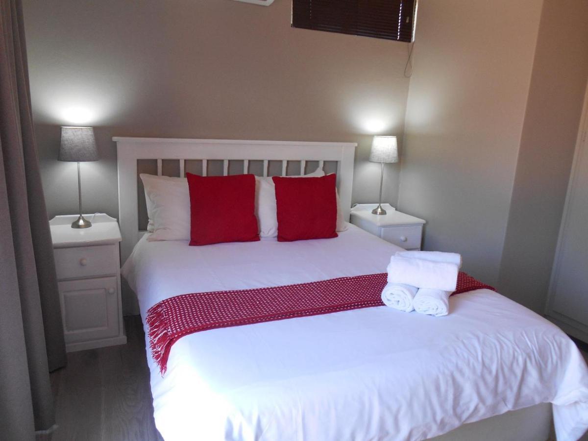 Oakwood Lodge บลูมฟอนเทน ภายนอก รูปภาพ A bedroom in a guest house