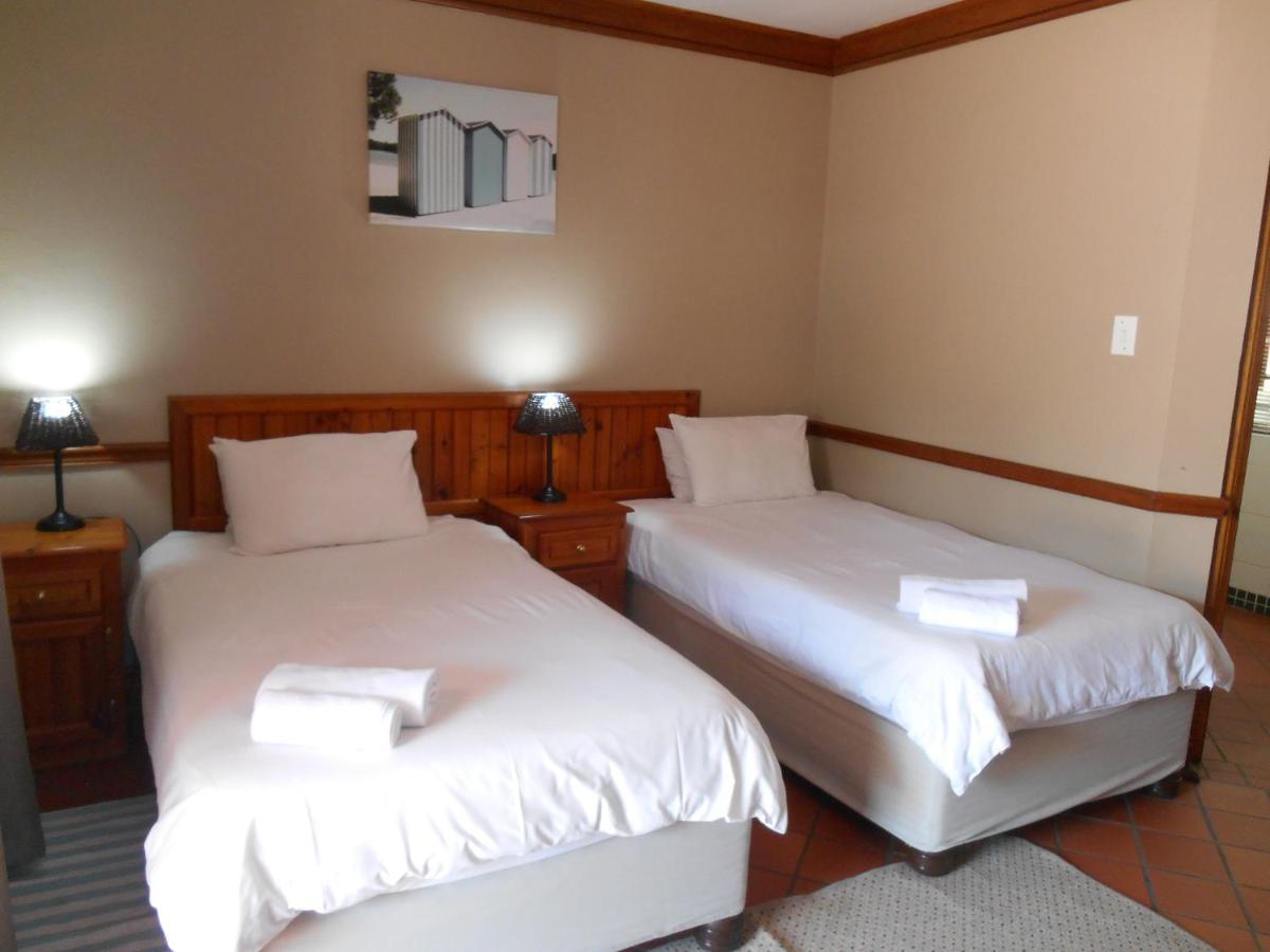 Oakwood Lodge บลูมฟอนเทน ภายนอก รูปภาพ A room at the Protea Hotel, Windhoek