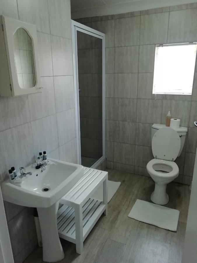 Oakwood Lodge บลูมฟอนเทน ภายนอก รูปภาพ A modern bathroom