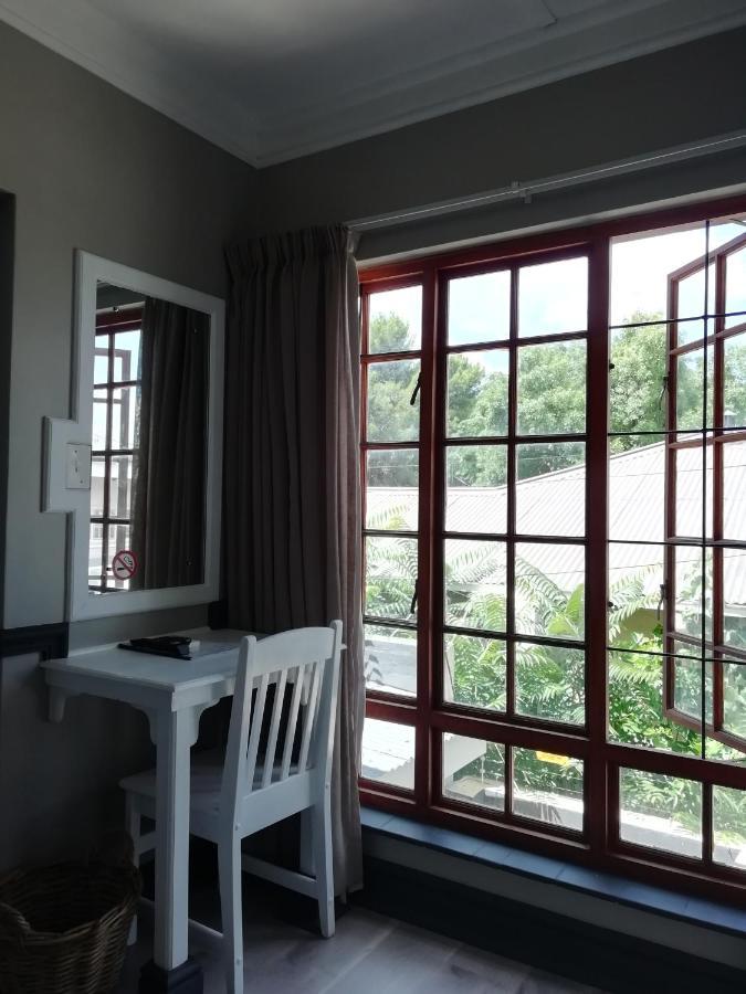 Oakwood Lodge บลูมฟอนเทน ภายนอก รูปภาพ A window with burglar bars