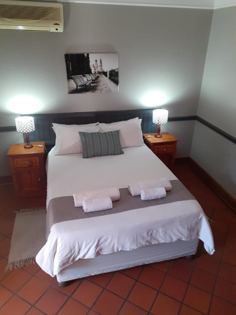 Oakwood Lodge บลูมฟอนเทน ภายนอก รูปภาพ A bedroom at the hotel