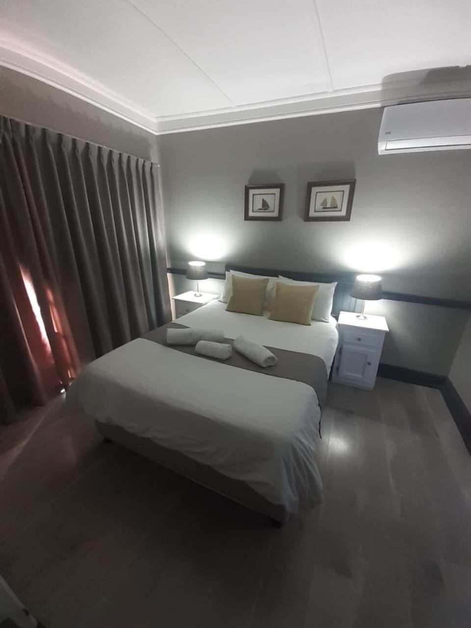 Oakwood Lodge บลูมฟอนเทน ภายนอก รูปภาพ A bedroom at the hotel