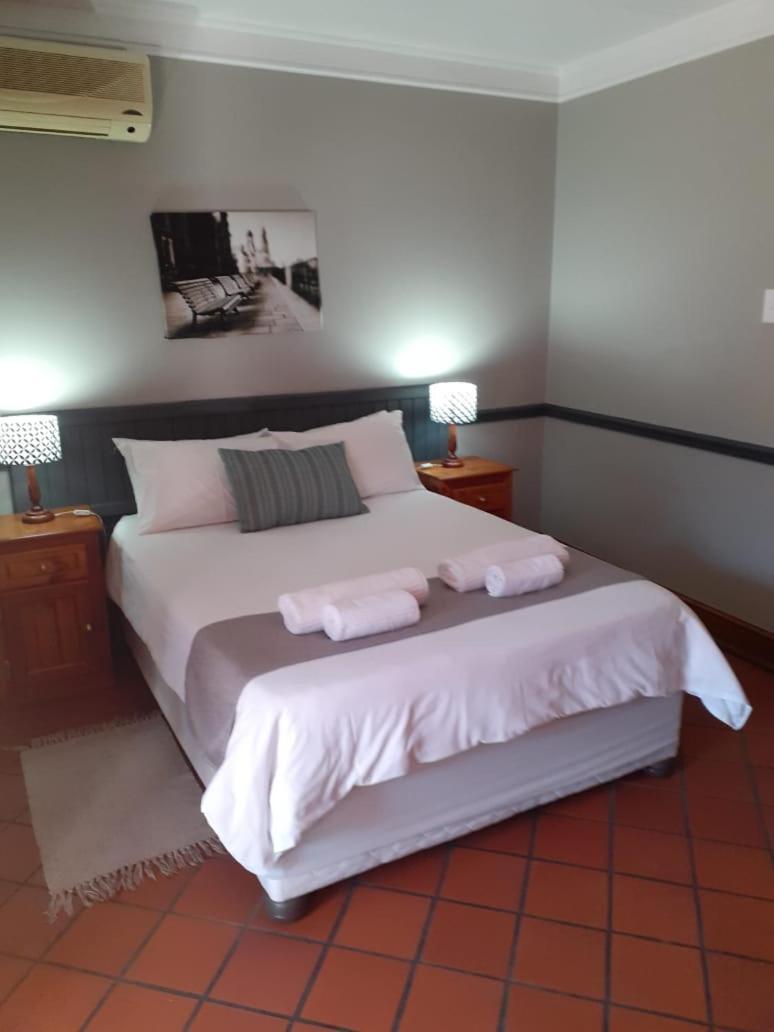 Oakwood Lodge บลูมฟอนเทน ภายนอก รูปภาพ A bedroom at the hotel