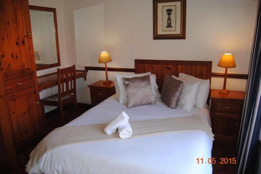 Oakwood Lodge บลูมฟอนเทน ภายนอก รูปภาพ A bedroom at the hotel
