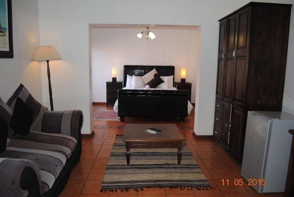 Oakwood Lodge บลูมฟอนเทน ภายนอก รูปภาพ A bedroom in a guest house in South Africa