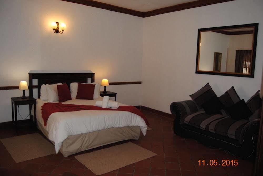 Oakwood Lodge บลูมฟอนเทน ภายนอก รูปภาพ A bedroom at the hotel