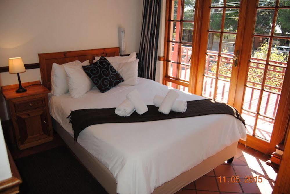 Oakwood Lodge บลูมฟอนเทน ภายนอก รูปภาพ A guest room at the hotel