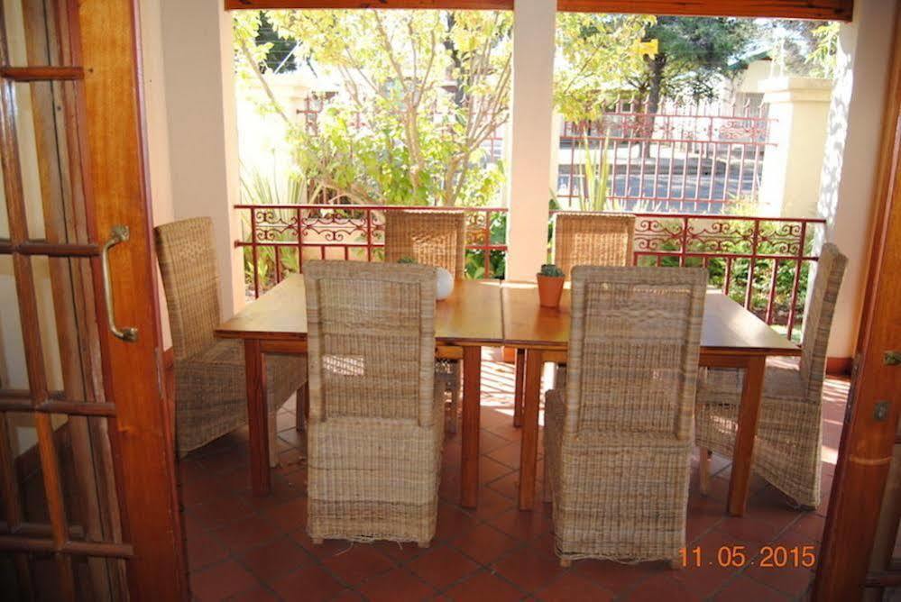 Oakwood Lodge บลูมฟอนเทน ภายนอก รูปภาพ The dining room at the house
