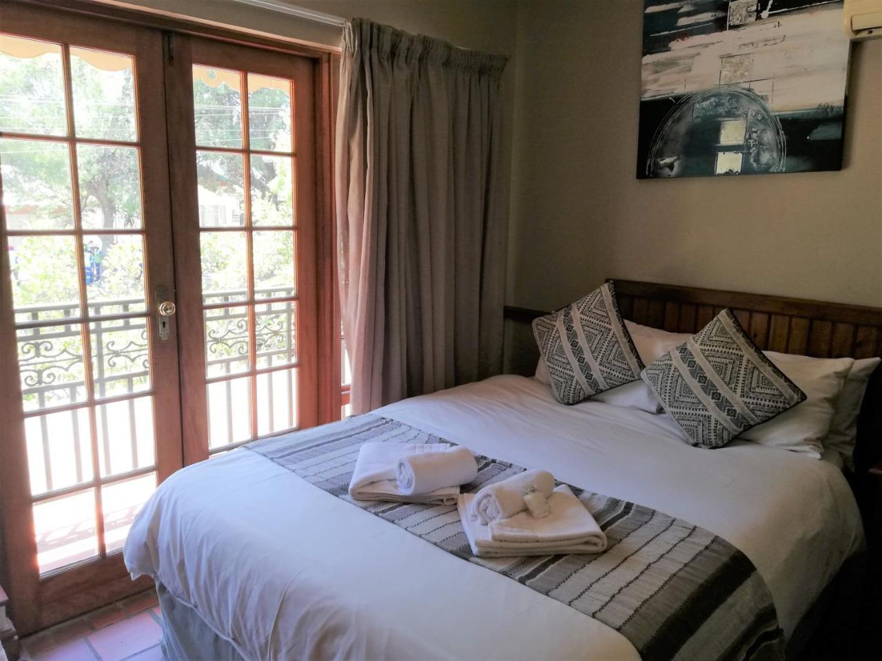 Oakwood Lodge บลูมฟอนเทน ภายนอก รูปภาพ A bedroom at the Protea Hotel, Stellenbosch