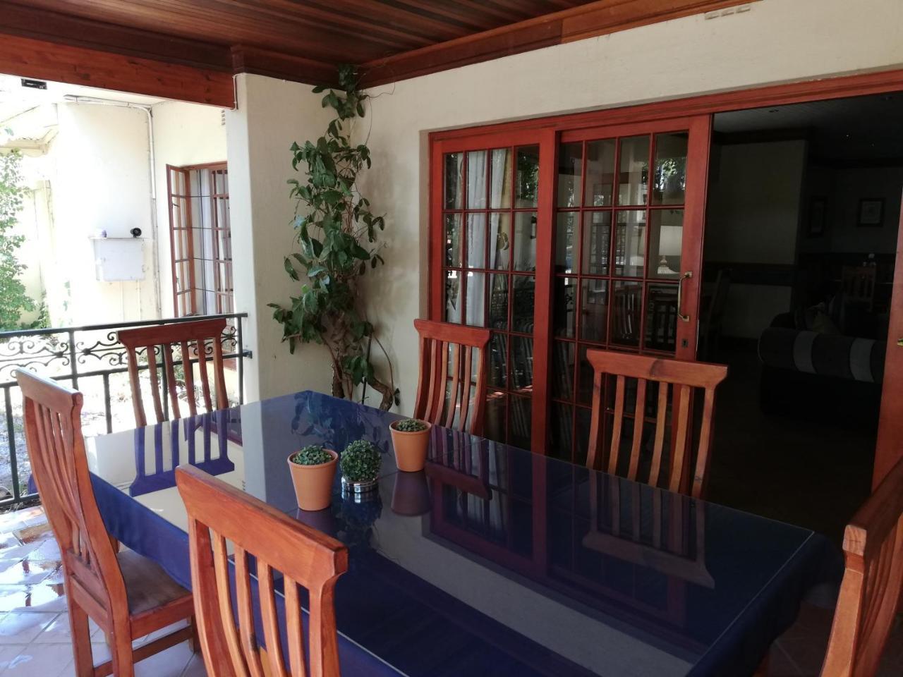 Oakwood Lodge บลูมฟอนเทน ภายนอก รูปภาพ A balcony in a house